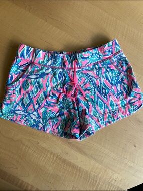 LILLY PULITZER Vina Shorts in the Tiki Pink Shake It Up Print